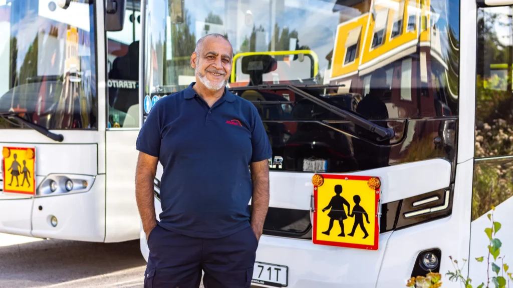 Saber kör skolskjutstrafik för Hällesta buss.